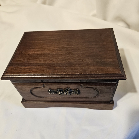 Elegant Wooden Jewelry Organizer with Music Box - Brown - Picture 7 of 10